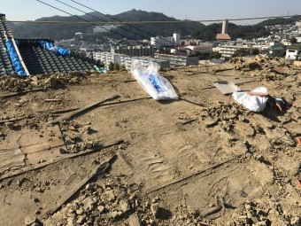 葺き土を清掃していきます