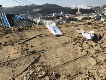 葺き土を清掃していきます