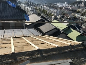 胴縁を垂木に留めていきます