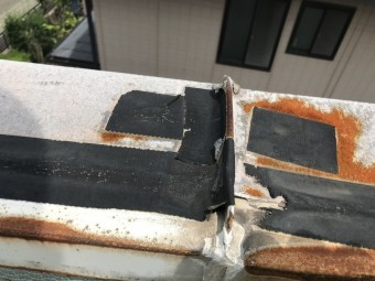 笠木の継ぎ目を防水テープで養生してありました。