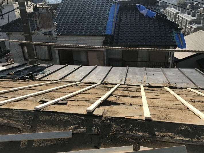 胴縁を屋根の構造体の垂木に打ち付けていきます。