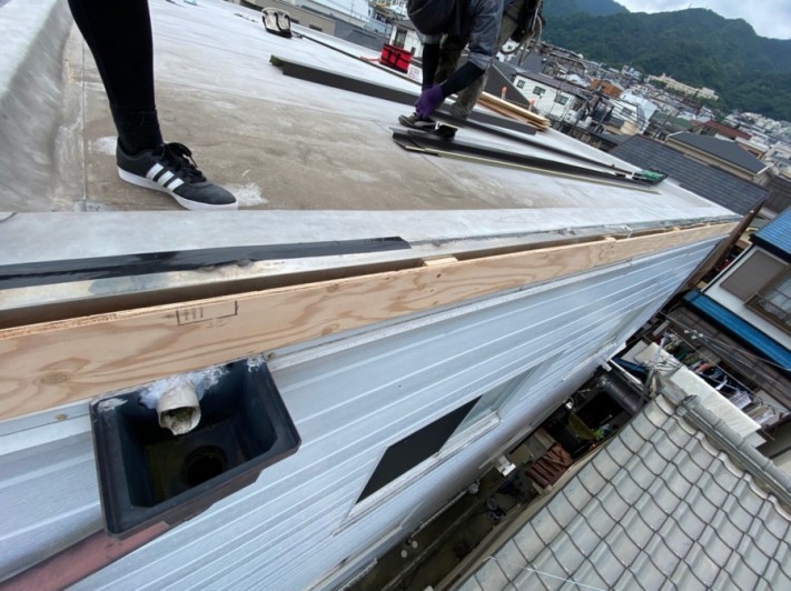 子神戸市灘区 屋根修繕 割りした構造用合板12mmで下地を組付け
