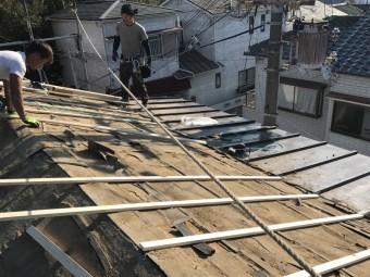 新しい野地板を張る前の下地となります