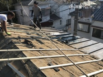 新しい野地板を張る前の下地となります