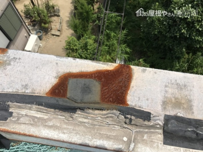 笠木の継ぎ目の防水テープの劣化により、雨水が入り込んでいます。