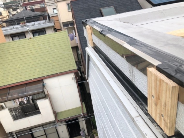 神戸市灘区 屋根修繕 新たな水切り板金を固定するための下地の下地を取り付け