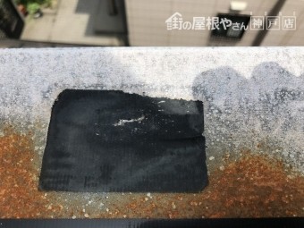 釘穴を塞ぎ養生も破れていました。