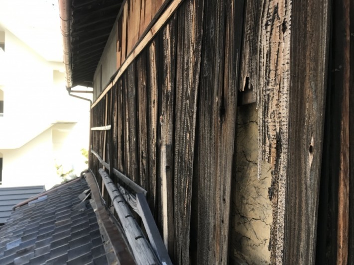 瓦屋根修理前の外壁、焼き板の捲れ