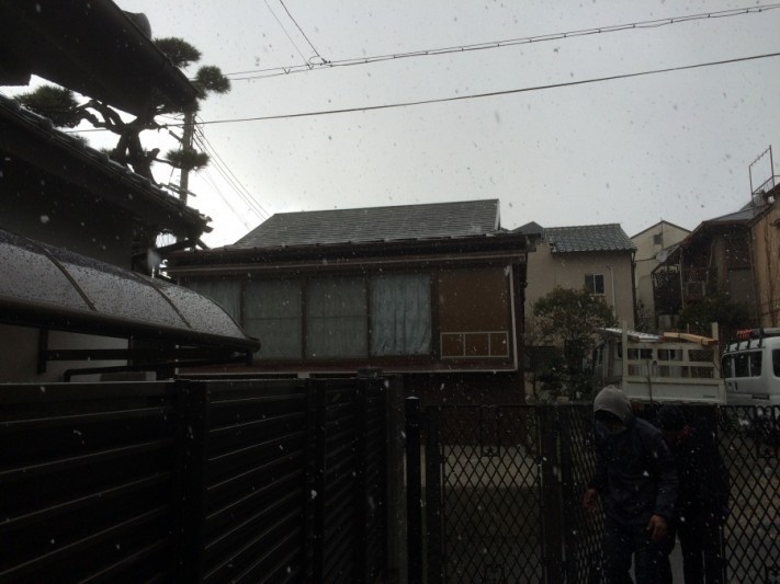 屋根カバー工事中の降雪