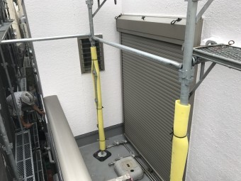 屋根の工事も行いますのでバルコニーにも足場を立て、屋根に沿わせます