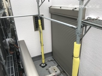 屋根の工事も行いますのでバルコニーにも足場を立て、屋根に沿わせます