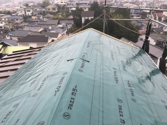 構造用合板12mmを張り防水シートを敷き込み防水機能を持たせます。