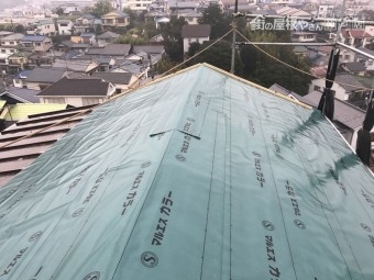 構造用合板12mmを張り防水シートを敷き込み防水機能を持たせます。