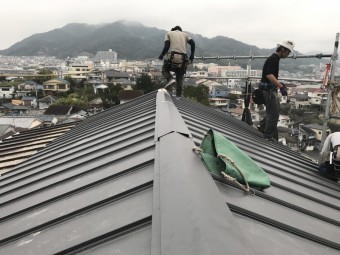 立平を葺き、棟を取り付けていきます。