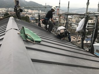 板金屋根材立平を施工していきます。