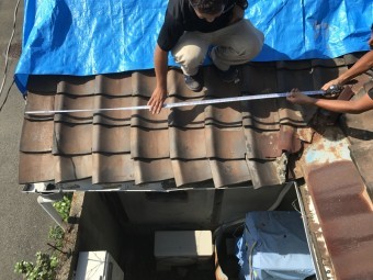トイレ上のやねの大きさをはかっています。