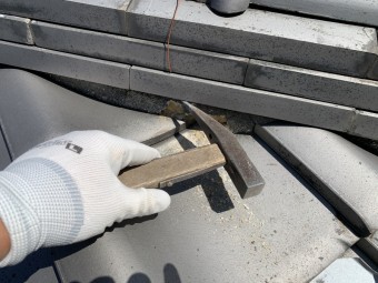既存の漆喰をハツリ取ります