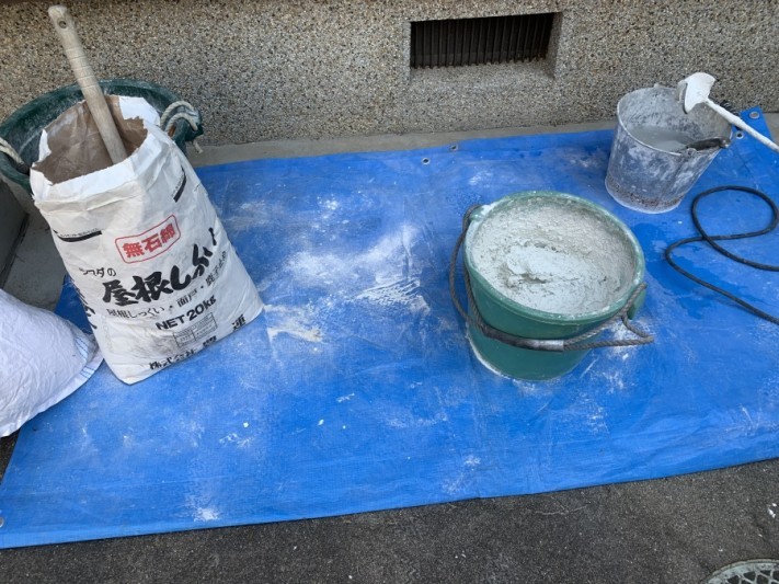 新しい漆喰を練ります。