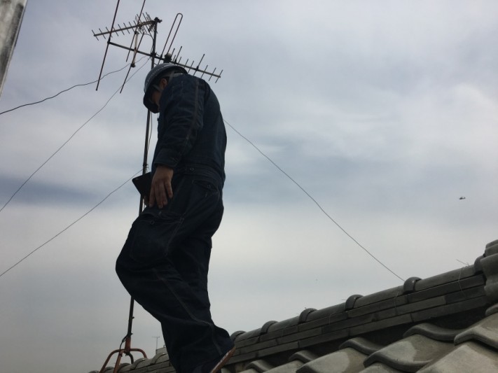 屋根調査中の松本和也