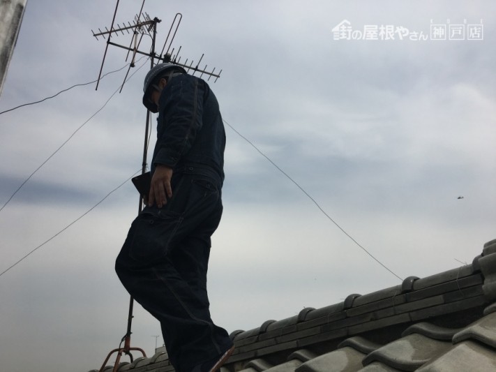 屋根調査中の松本和也
