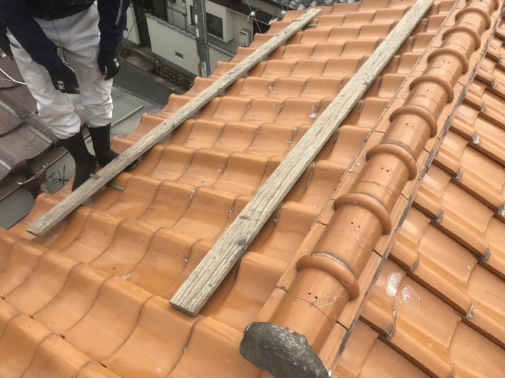 雨漏りで瓦屋根修理 屋根に足場を架設