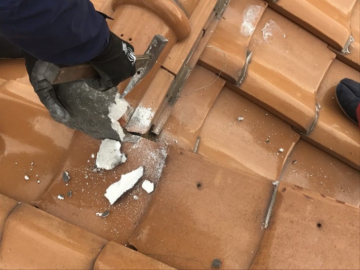 雨漏りした瓦屋根修理 棟を一部解体
