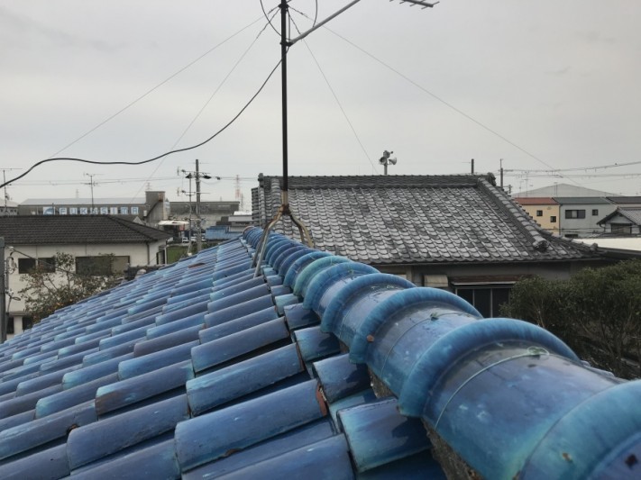 屋根に上り調査を開始いたします。