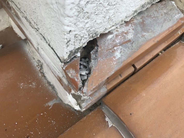 雨漏りした瓦屋根修理 この瓦の隙間を板金で覆います。