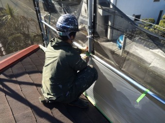 塗装前の養生を行います