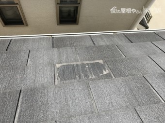 一部割れて破損したスレート屋根