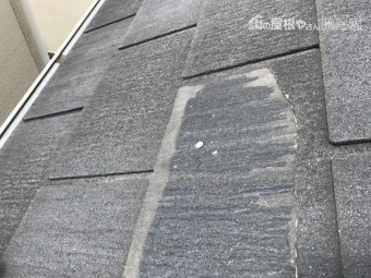 一部割れて破損したスレート屋根