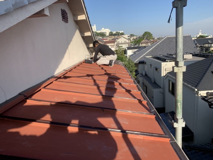 錆びた板金屋根を塗装します。 サビ止め塗布完了