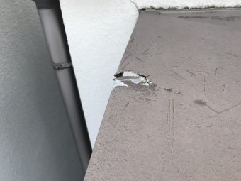 庇板金の穴