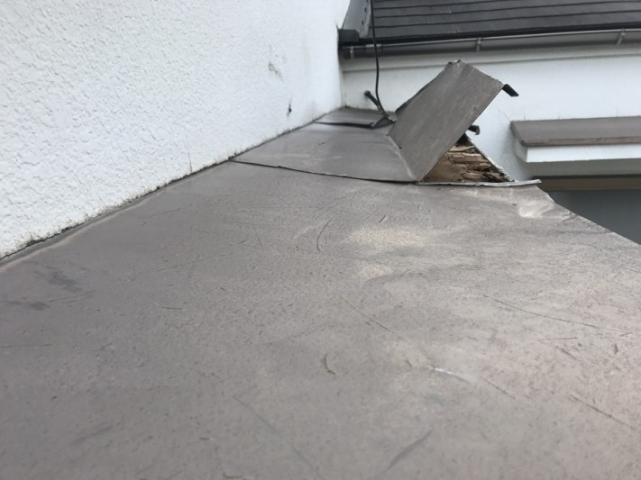庇板金の捲れ