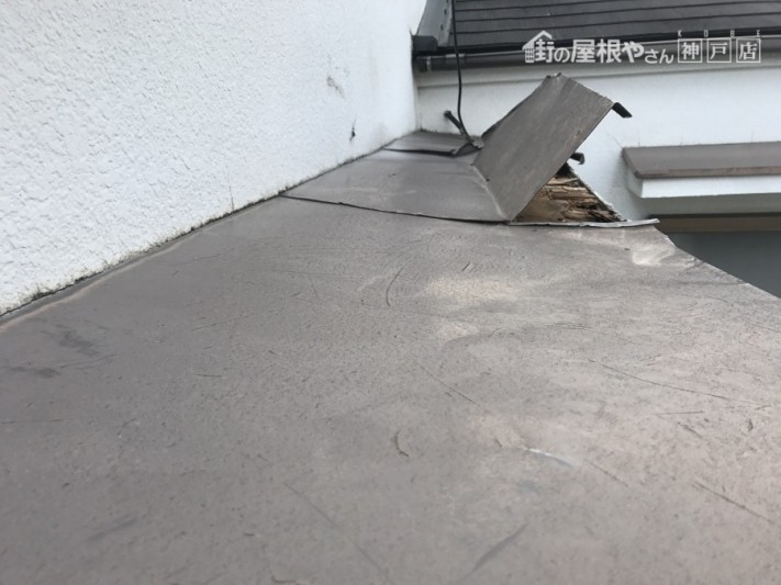 庇板金の捲れ