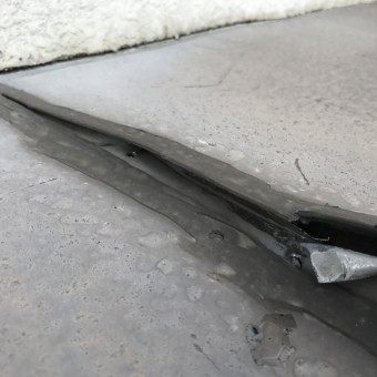 庇板金のジョイント部コーキングあり