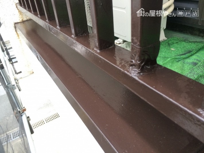 手摺、テープで補修の後、上から塗装します!