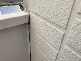 雨漏り調査 ベランダと壁の隙間を見つけました。