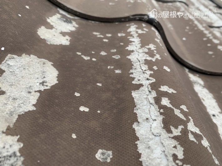 屋根材の縦割れ、屋根の中に雨水が入ってしまいます。