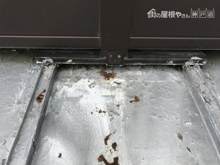 塗膜が剥がれた個所はサビが出始めています。