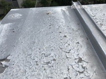 塗膜のひび割れが発生しています。