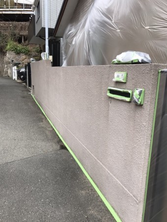 塗装前塀の養生を行います。