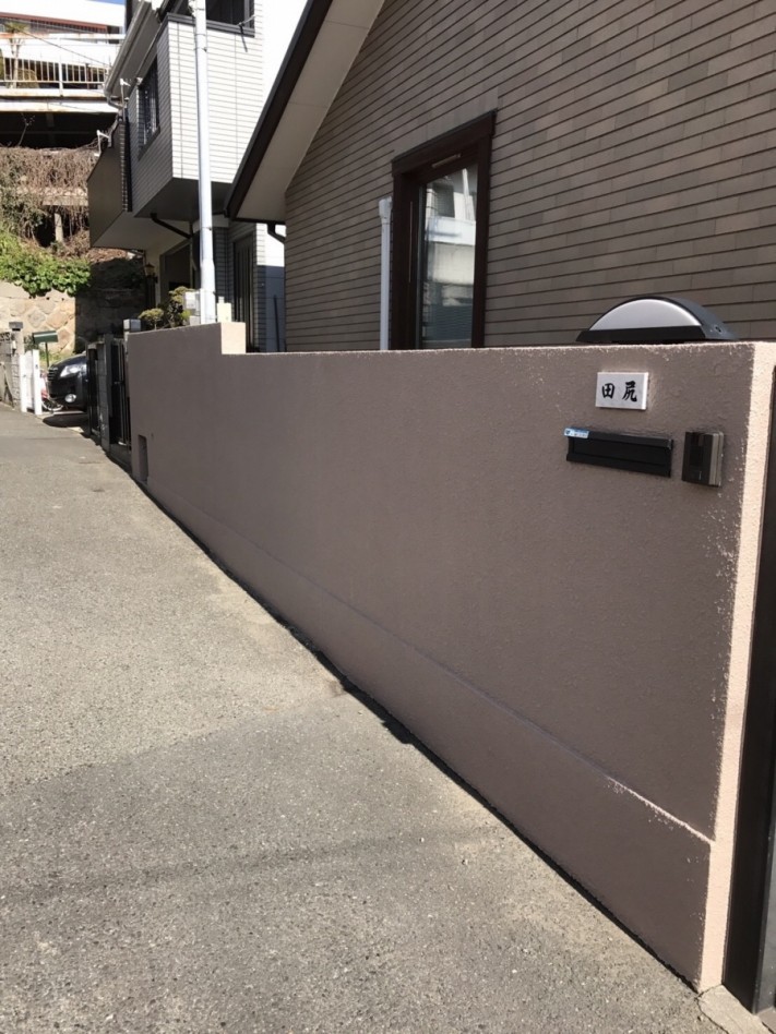 塀の上塗り後