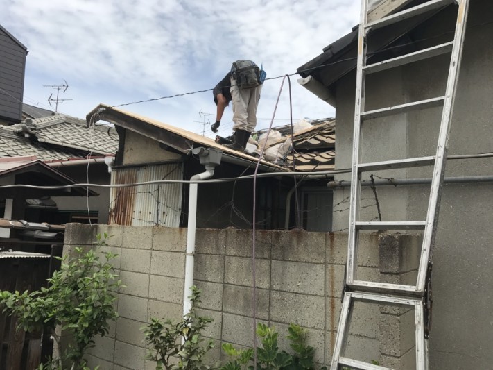 屋根作業中の職人