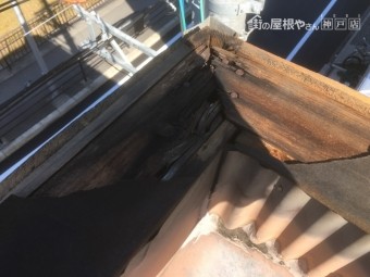 雨漏り箇所調査 笠木板金の下地の木