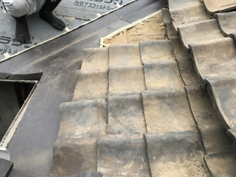 谷廻りの瓦を撤去