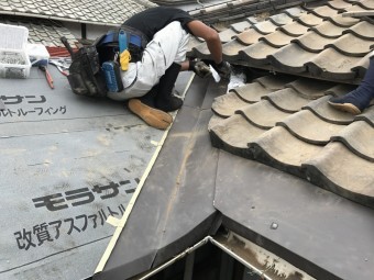 谷廻りの瓦を復旧していきます