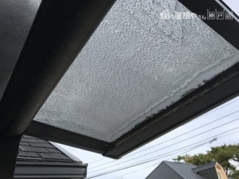 ベランダテラスの劣化したパネル屋根