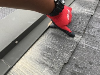 棟板金は浮いているようすは全くなく、しっかりと固定できています。