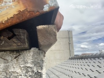 西宮市 台風被害 笠木は釘が抜け乗っているだけの状態でした。